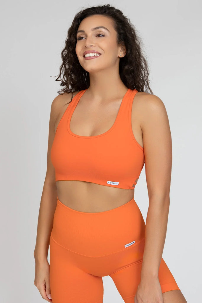 Apelsinų spalvos sportinė liemenėlė