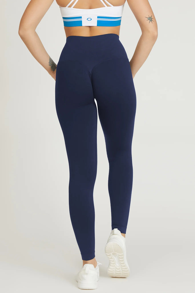 Formuojancios tampres tamsiai melynos