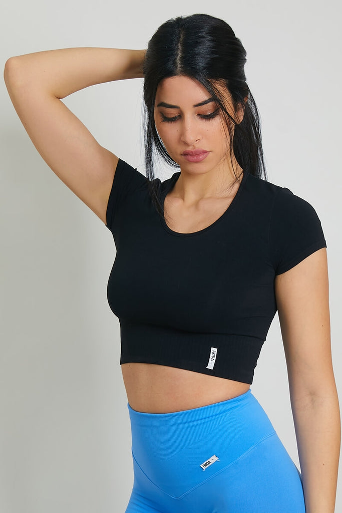 Frida-crop-top-juodi-sportiniai-marskineliai